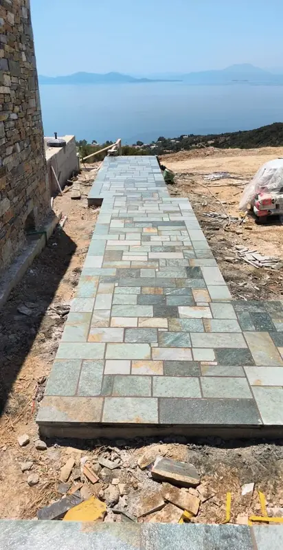 Παραθαλάσσιος διάδρομος με πέτρα Πηλίου