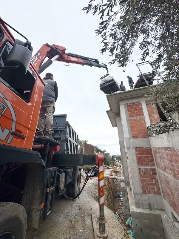 Παράδοση με γερανό σε παραθαλάσσια κατασκευή