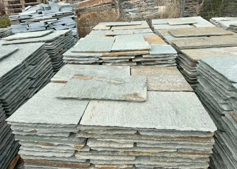 Παλέτες πλακών πράσινο-γκρι στο λιθοκοπείο