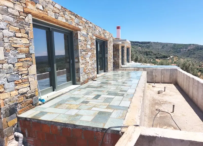 Μοντέρνα κατοικία με επένδυση πράσινου σχιστόλιθου