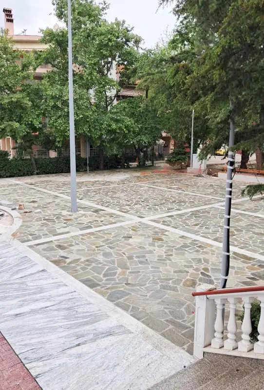 Πλακόστρωση πλατείας με πλάκες Πηλίου