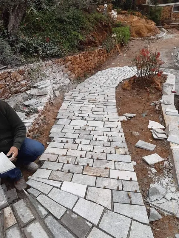 Curved grey μονοπάτι πλακών ochre τοίχος αντιστήριξης — PelionStones.gr