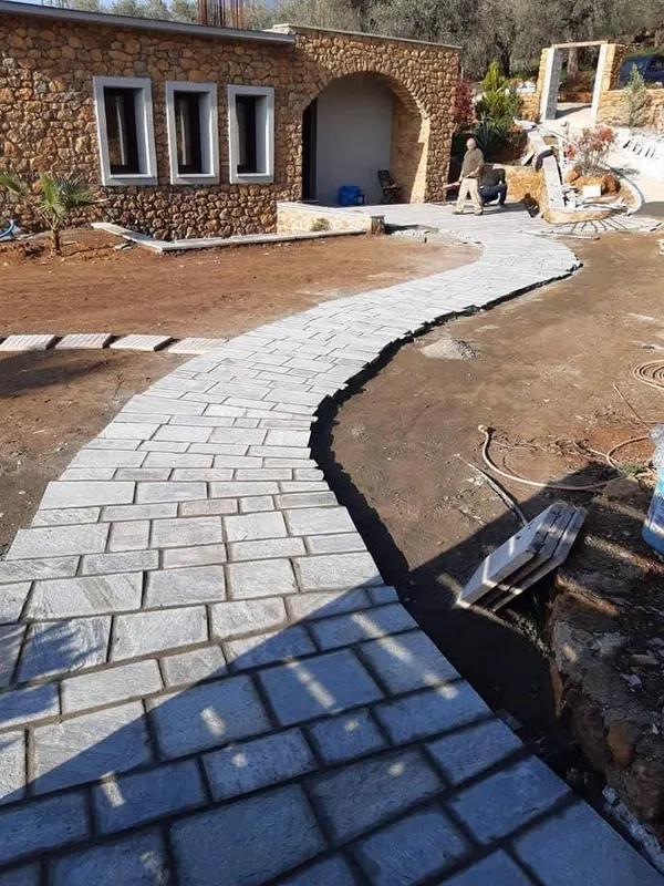 Curved grey διάδρομος πλακών ochre clad villa — PelionStones.gr