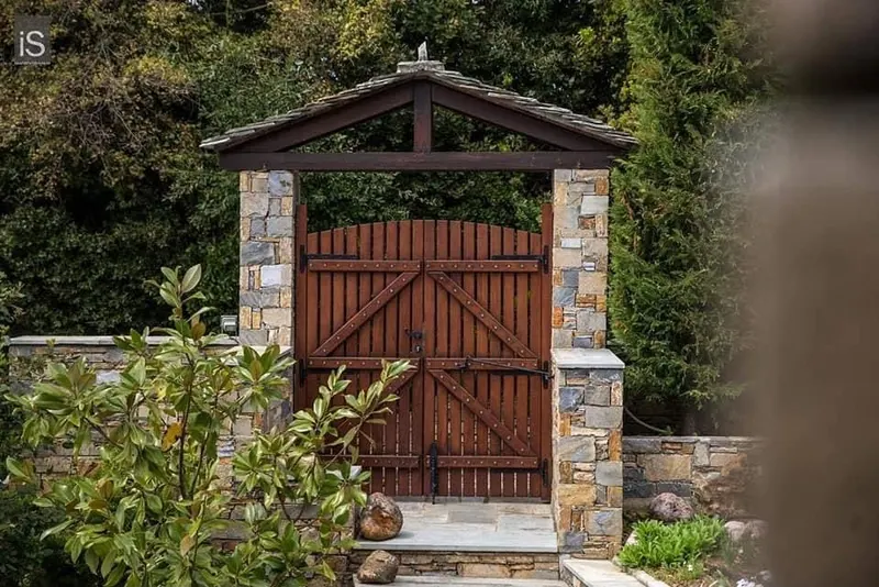 Garden gate ώχρα-γκρι pillars στέγη σχιστόλιθου — PelionStones.gr