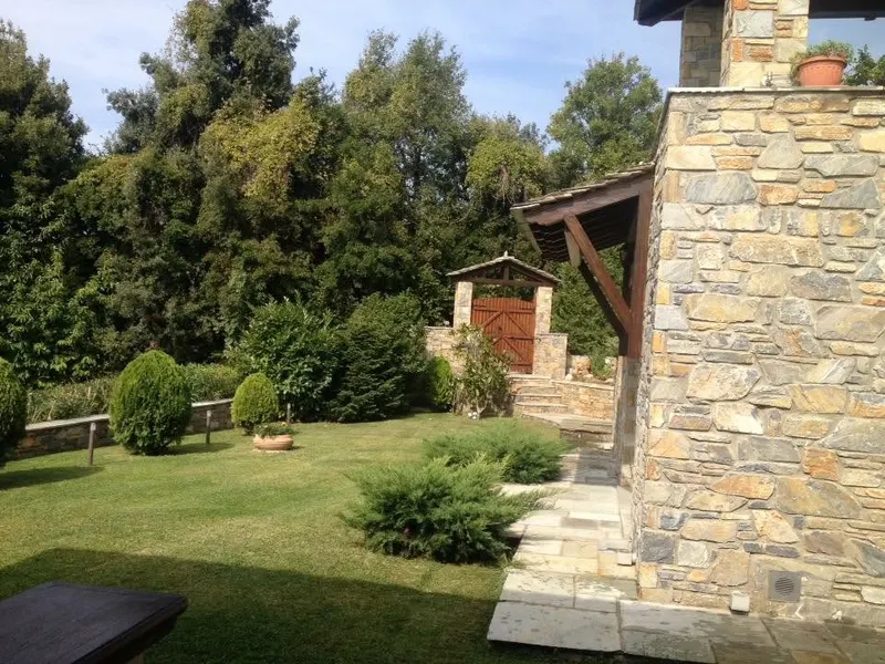 Garden lawn μονοπάτι πλακών ochre villa cladding — PelionStones.gr
