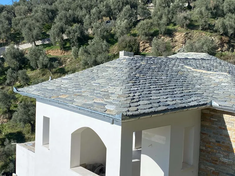 Green grey στέγη σχιστόλιθου closeup λευκή βίλα — PelionStones.gr