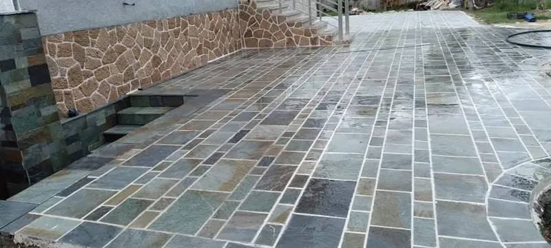 Green slate πλακόστρωτο αίθριο ochre cladding stairs — PelionStones.gr