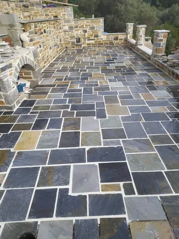 Green slate ώχρα-σκουριά πλακόστρωτο αίθριο πέτρινοι πεσσοί — PelionStones.gr