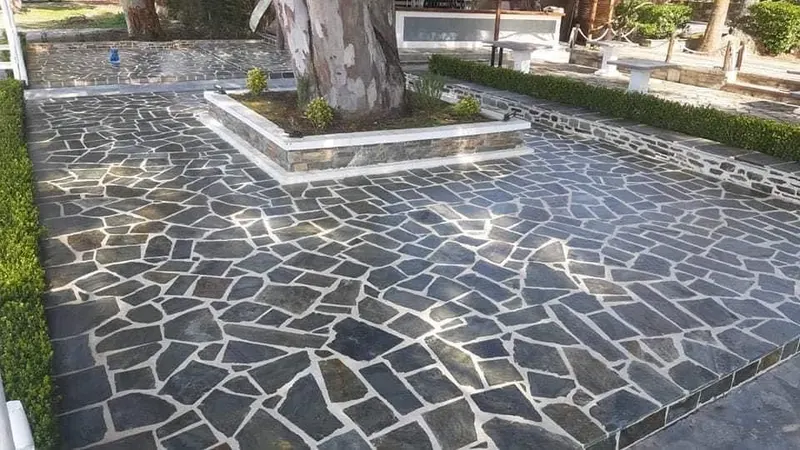 Grey πλακόστρωτο αίθριο ochre clad ζαρντινιέρα δέντρου — PelionStones.gr