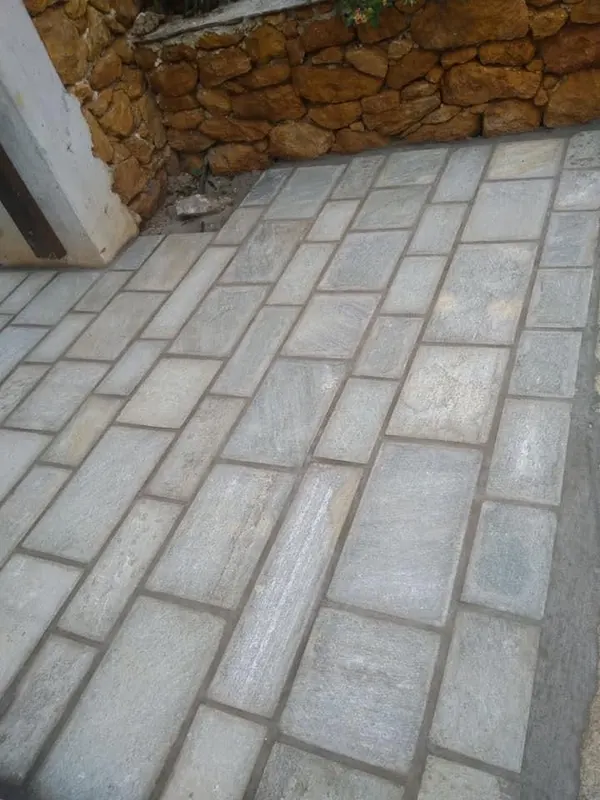 Grey πλακόστρωτο αίθριο ώχρα-σκουριά τοίχος αντιστήριξης — PelionStones.gr
