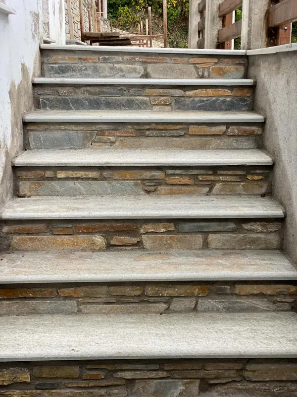 Grey σκαλοπάτια πλακών ώχρα-σκουριά cladding risers — PelionStones.gr