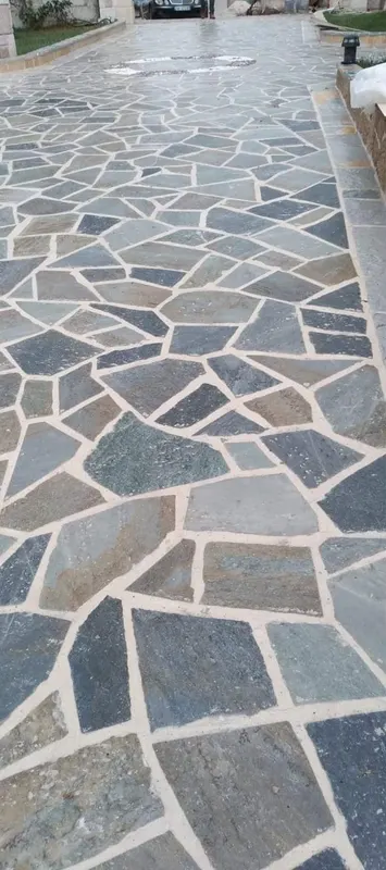 Grey πράσινος σχιστόλιθος ακανόνιστη πλακόστρωση driveway patio — PelionStones.gr