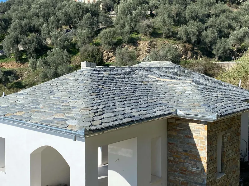 Grey πράσινος σχιστόλιθος roof ochre επένδυση τοίχου villa — PelionStones.gr