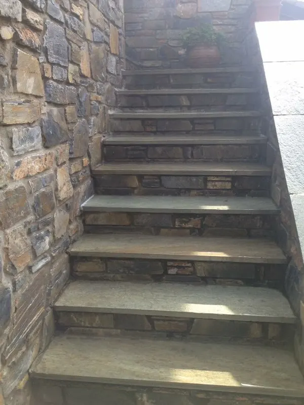 Grey πράσινος σχιστόλιθος stairs ώχρα-σκουριά επένδυση τοίχου — PelionStones.gr