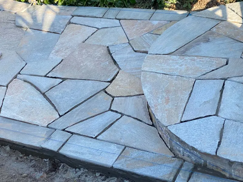 Grey ochre πλακόστρωτο αίθριο curved σκαλοπάτι τοιχοποιίας — PelionStones.gr