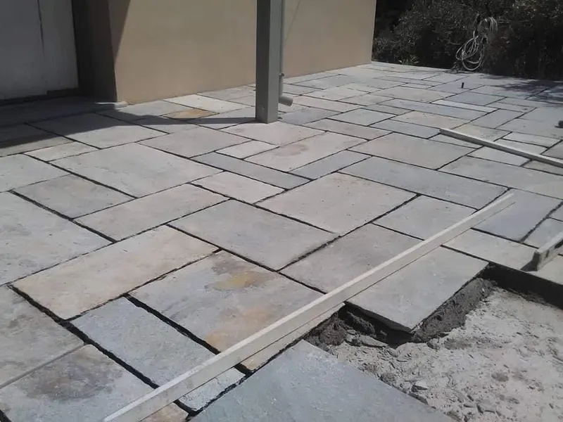 Grey ochre πλακόστρωτο αίθριο slabs υπό κατασκευή — PelionStones.gr