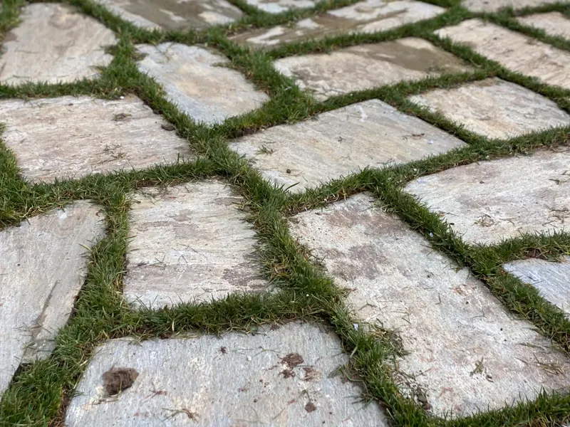 Grey ochre πλάκες δαπέδου with αρμοί με γρασίδι — PelionStones.gr