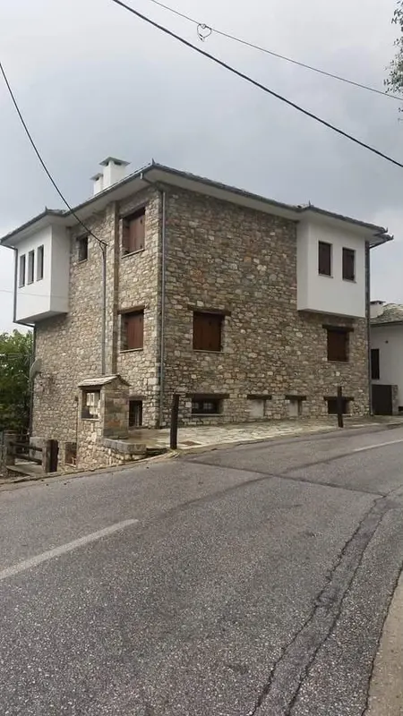 Grey ώχρα-σκουριά villa building stone στέγη σχιστόλιθου — PelionStones.gr