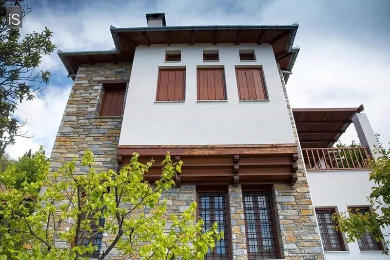 Grey ώχρα-σκουριά villa cladding ξύλινα παντζούρια — PelionStones.gr