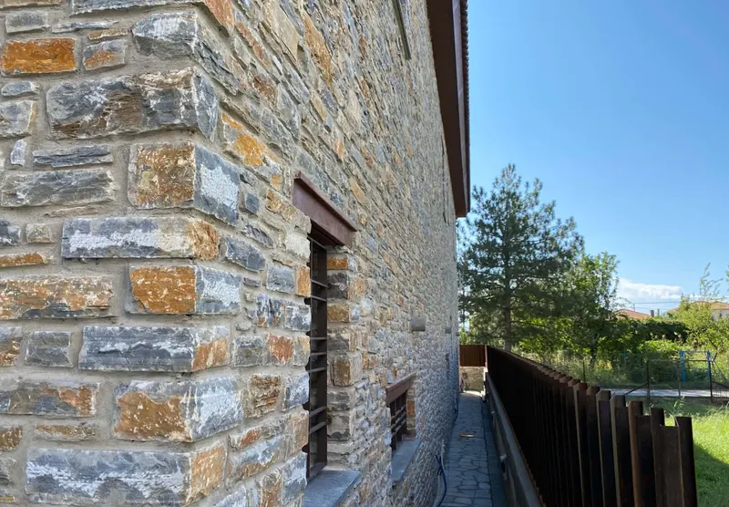 Grey ochre villa επένδυση τοίχου μονοπάτι πλακών — PelionStones.gr