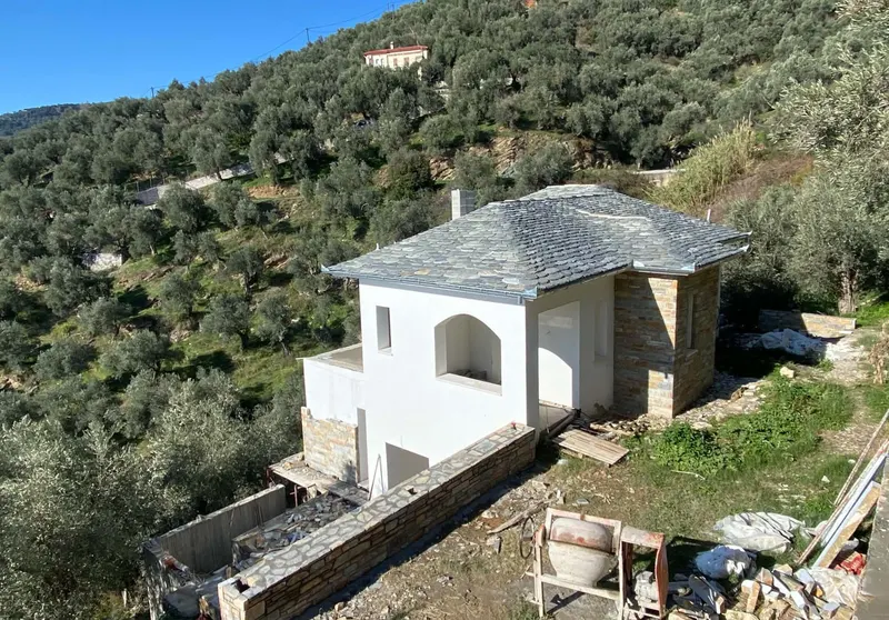 Hillside villa πράσινος σχιστόλιθος roof ochre τοίχος αντιστήριξης — PelionStones.gr