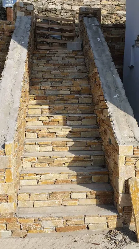 Ochre gold stone stairs επένδυση τοίχου construction — PelionStones.gr