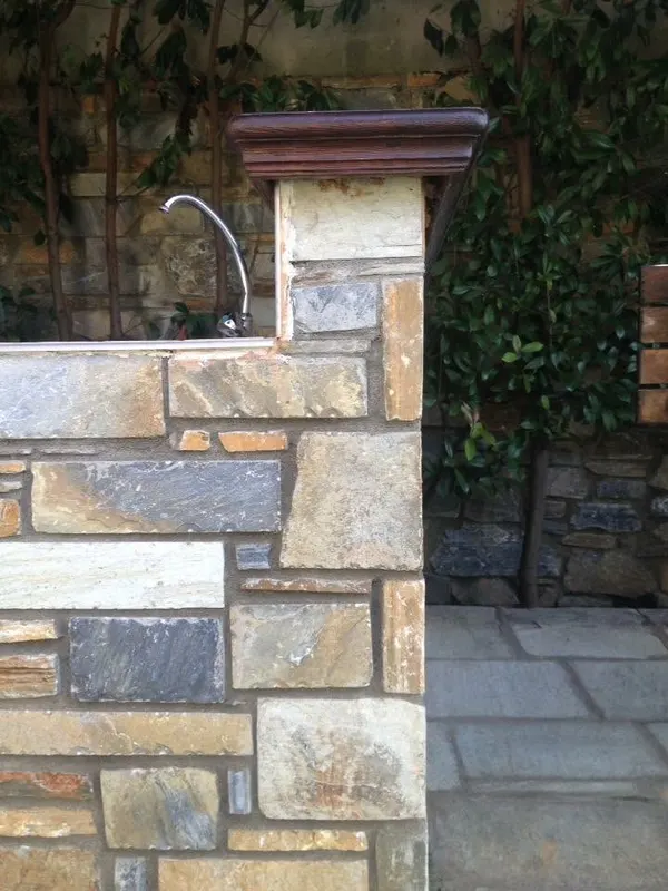 Ochre grey εξωτερική κουζίνα pillar πλακόστρωτο αίθριο — PelionStones.gr