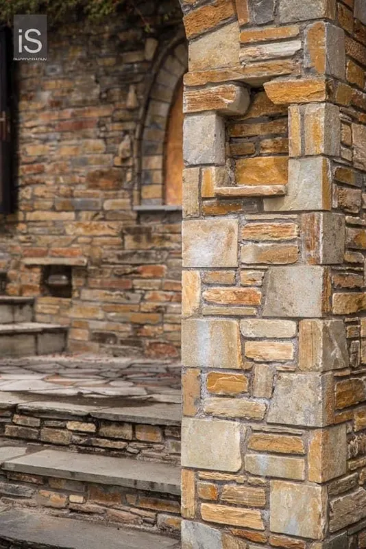 Ochre grey rust pillar σκαλοπάτια πλακών τοξωτό παράθυρο — PelionStones.gr