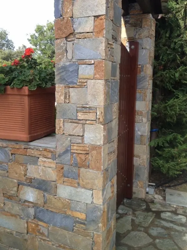 Ochre grey rust pillars flagstone είσοδος — PelionStones.gr