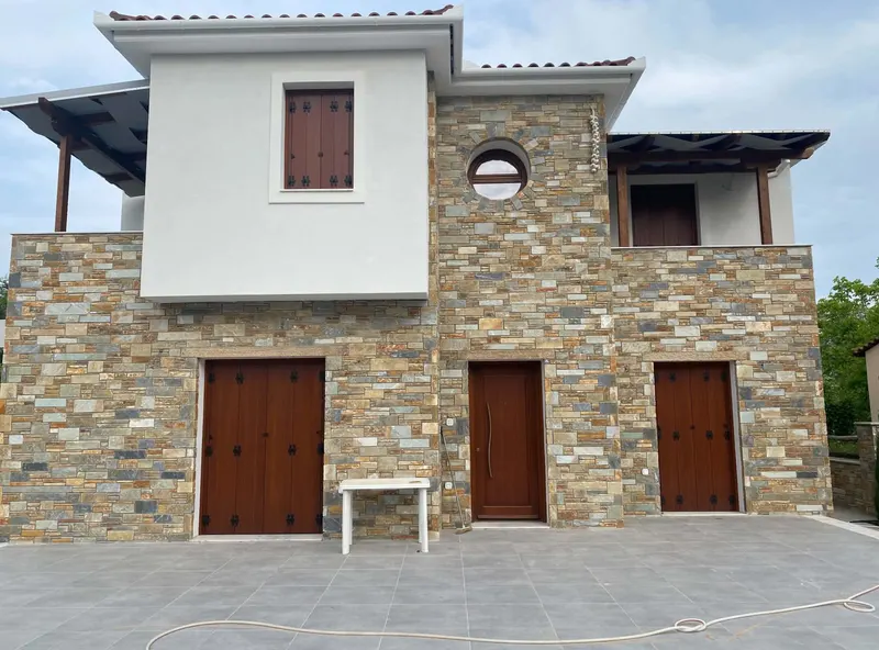 Ochre grey rust villa επένδυση τοίχου στρογγυλό παράθυρο — PelionStones.gr