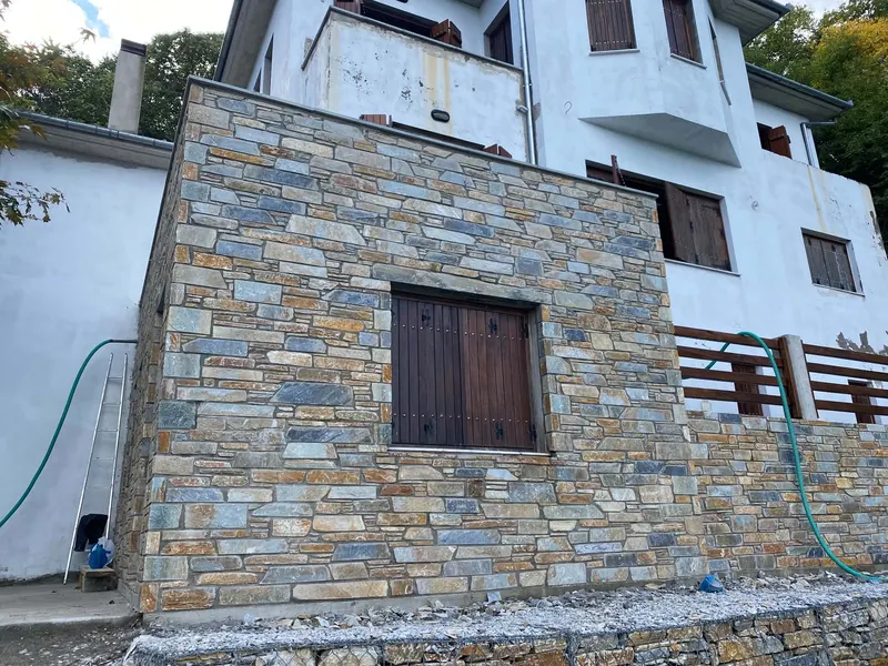 Ochre grey villa cladding gabion τοίχος αντιστήριξης — PelionStones.gr