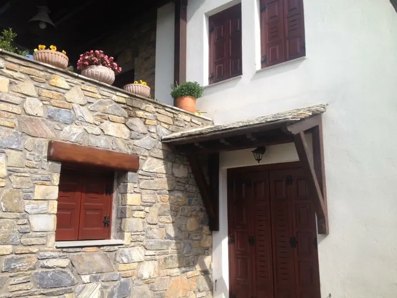 Ochre grey επένδυση τοίχου villa στέγη σχιστόλιθου overhang — PelionStones.gr