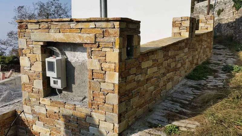 Ochre rust cladding wall εσοχή μετρητή — PelionStones.gr