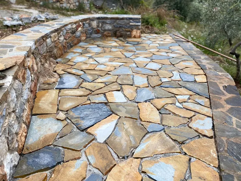 Ochre rust πλακόστρωτο αίθριο curved τοίχος αντιστήριξης — PelionStones.gr