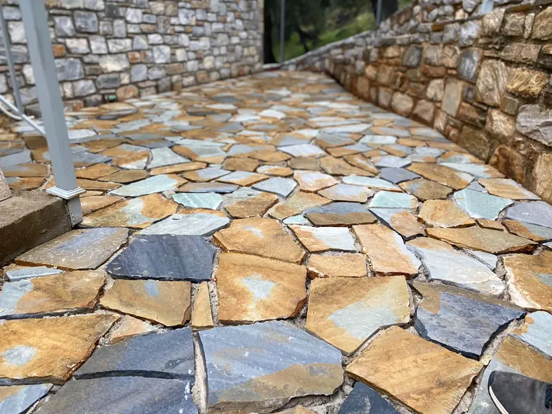 Ochre rust green μονοπάτι πλακών τοίχος αντιστήριξης — PelionStones.gr
