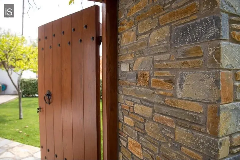 Ochre rust grey επένδυση τοίχου ξύλινη πόρτα κήπου — PelionStones.gr
