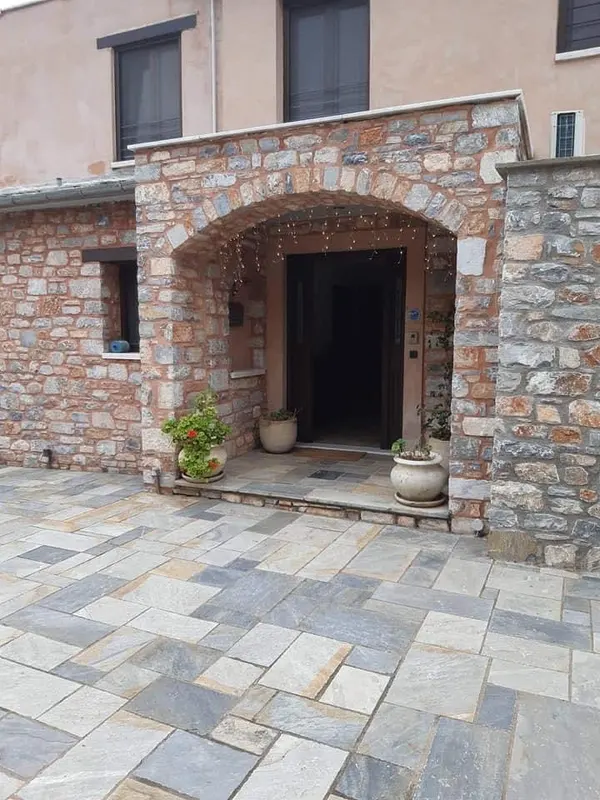 Ochre rust stone arch grey πλακόστρωτο αίθριο — PelionStones.gr