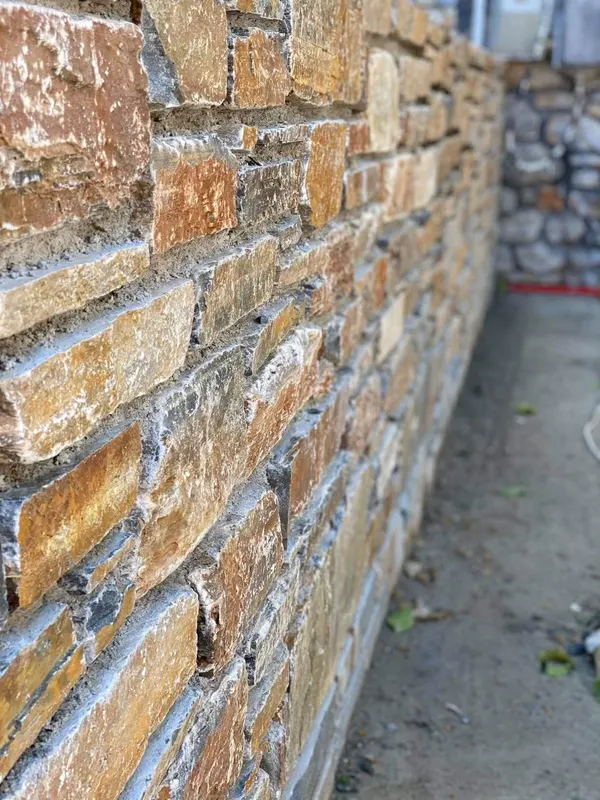 Ochre rust stone επένδυση τοίχου κατά μήκος διαδρόμου — PelionStones.gr