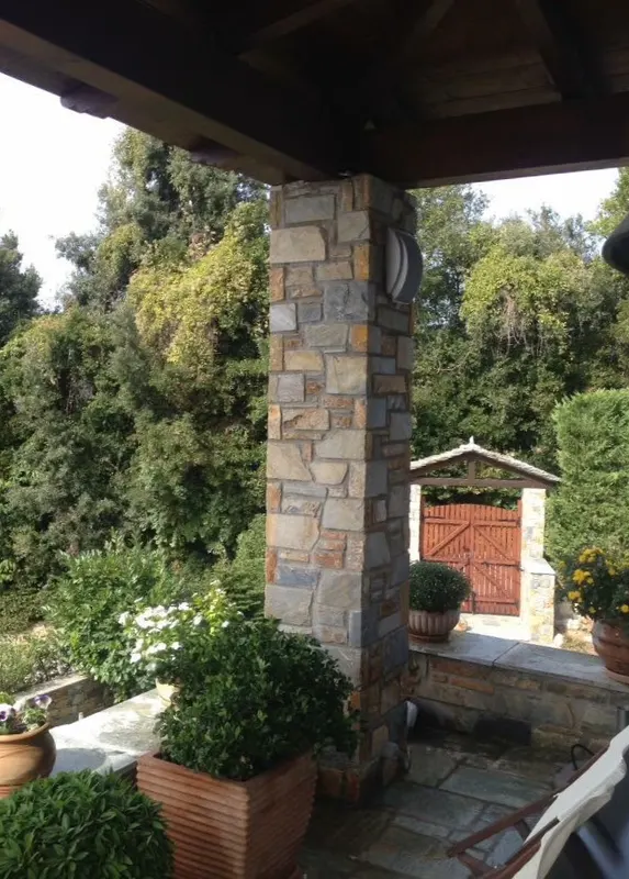 Ochre πέτρινος πεσσός grey πλακόστρωτο αίθριο garden — PelionStones.gr