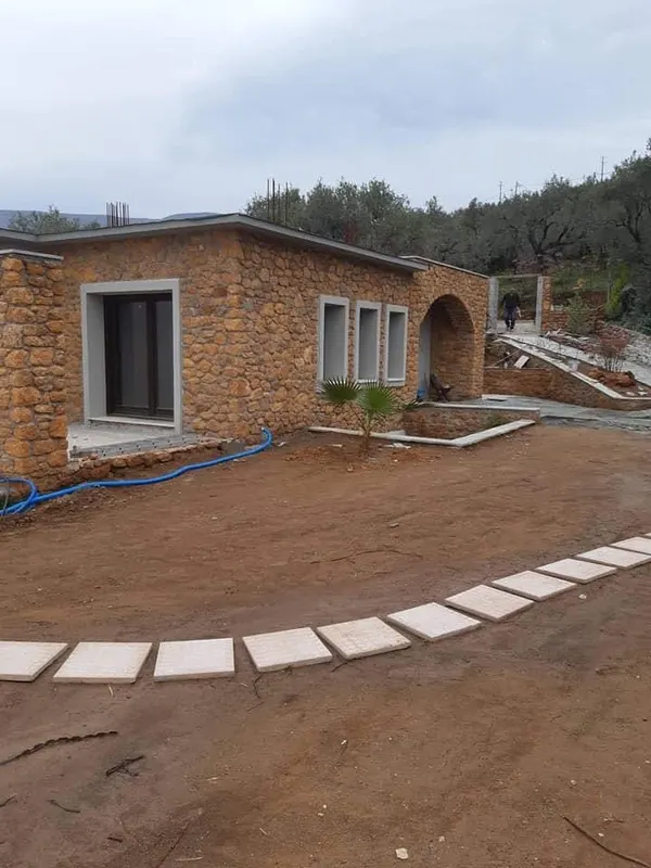 Ochre villa επένδυση τοίχου stone archway μονοπάτι πλακών — PelionStones.gr