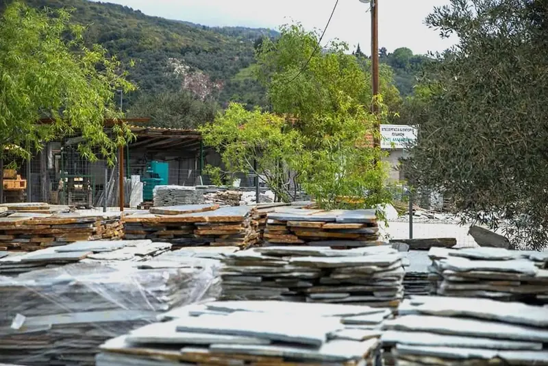 Σωροί πλακών σχιστόλιθου στο χώρο επεξεργασίας — PelionStones.gr