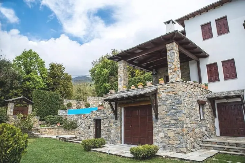 Πέτρινοι πεσσοί και βεράντα με πισίνα — PelionStones.gr
