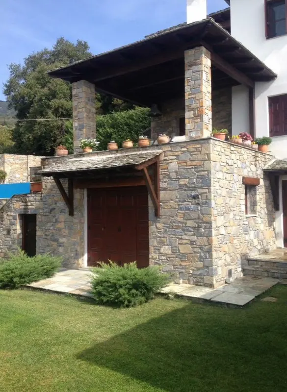 Villa ώχρα-γκρι επένδυση τοίχου pillars στέγη σχιστόλιθου — PelionStones.gr