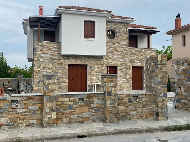 Villa ώχρα-σκουριά cladding πέτρινοι πεσσοί τοίχος περίφραξης — PelionStones.gr
