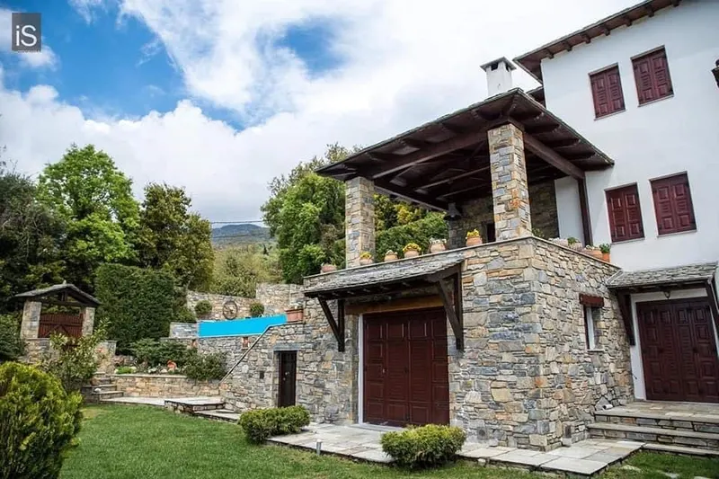 Villa πέτρινοι πεσσοί pool στέγη σχιστόλιθου lawn — PelionStones.gr