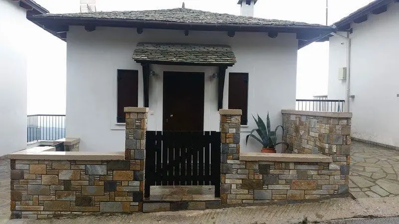 White villa ochre pillars τέντα σχιστόλιθου ξύλινη πόρτα — PelionStones.gr