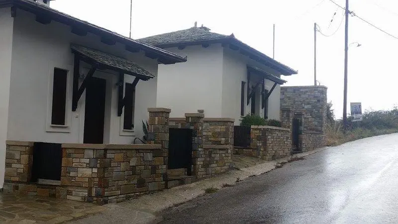 White villas grey στέγη σχιστόλιθουs ochre πέτρινοι πεσσοί — PelionStones.gr