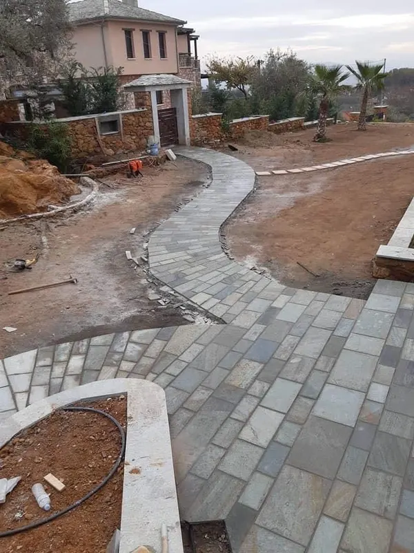Winding μονοπάτι πλακών patio ochre τοίχος αντιστήριξηςs — PelionStones.gr
